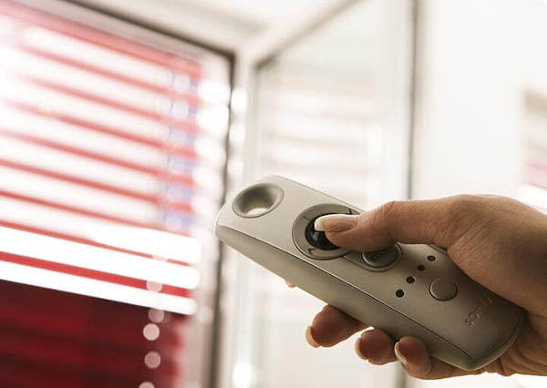 Remote control operating window blinds